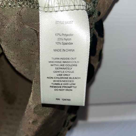 Hannah multicolored blouse size medium in great used condition. - Picture 2 of 5